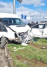 Diyarbakır'da Kaza: &Ouml;ğrenci Servisi ile Otomobil &Ccedil;arpıştı, 13 Yaralı