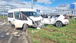 Diyarbakır'da Kaza: &Ouml;ğrenci Servisi ile Otomobil &Ccedil;arpıştı, 13 Yaralı