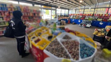 Diyarbakır'da Yaklaşık 2 Ton Bozuk Gıda &Uuml;r&uuml;ne El Konuldu