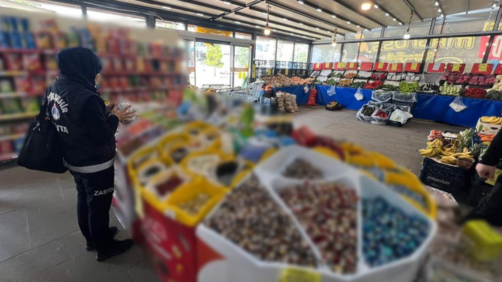 Diyarbakır'da Yaklaşık 2 Ton Bozuk Gıda &Uuml;r&uuml;ne El Konuldu