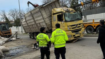 Diyarbakır&rsquo;da Kontrolden &Ccedil;ıkarak Devrilen TIR, 9 Araca &Ccedil;arptı