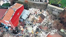 Doğalgaz patladı 2 bina yıkıldı: 1 &ouml;l&uuml; 10 yaralı