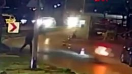 Dur ihtarına uymayan ehliyetsiz motosiklet s&uuml;r&uuml;c&uuml;s&uuml; ağaca &ccedil;arparak yaralandı