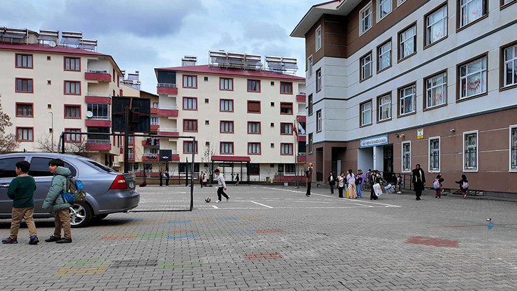 D&uuml;ğ&uuml;nlerde kullanılıyor: &Ouml;ğrenci okula getirip sıktı, 6 arkadaşı rahatsızlandı