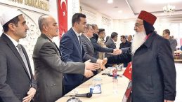 D&uuml;nyaya &ouml;rnek bayramlaşma