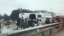 E-5'te midib&uuml;s devrildi! 1 &ouml;l&uuml; 9 yaralı