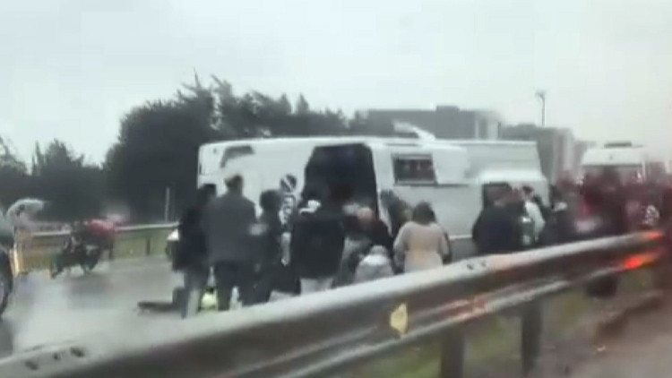 E-5'te midib&uuml;s devrildi! 1 &ouml;l&uuml; 9 yaralı