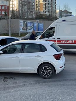 Edirne'de iki otomobil &ccedil;arpıştı: 2 yaralı