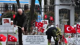 Edirnekapı Şehitliği'nde h&uuml;z&uuml;nl&uuml; bayram yaşandı