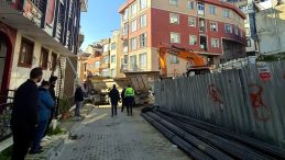 El frenini &ccedil;ekmeyi unutup hafriyat kamyonunu durdurmaya &ccedil;alışan kamyon şof&ouml;r&uuml; apartman boşluğuna d&uuml;şerek &ouml;ld&uuml;