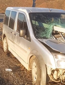 Elazığ'da feci kaza: Ara&ccedil; bariyerlere saplandı! 2 yaralı