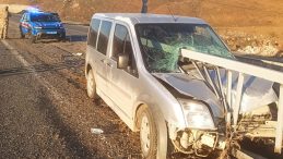 Elazığ'da feci kaza: Ara&ccedil; bariyerlere saplandı! 2 yaralı