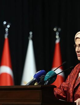 Emine Erdoğan'dan &Ccedil;anakkale Deniz Zaferi paylaşımı: Bug&uuml;n hala yolumuzu aydınlatmaya devam ediyor
