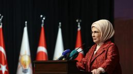 Emine Erdoğan'dan &Ccedil;anakkale Deniz Zaferi paylaşımı: Bug&uuml;n hala yolumuzu aydınlatmaya devam ediyor