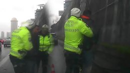 Emniyet Şeridinde Şoke Eden Anlar: Polisler Anında M&uuml;dahale Etti | 'Verilmiş Sadakamız Varmış'