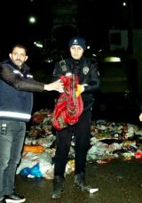 Esenyurt'ta iş&ccedil;ilerin &ccedil;&ouml;pte bulduğu 1 milyon 200 bin liralık altın sahibine teslim edildi