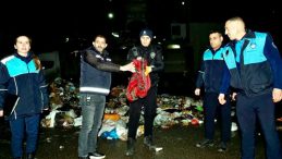 Esenyurt'ta iş&ccedil;ilerin &ccedil;&ouml;pte bulduğu 1 milyon 200 bin liralık altın sahibine teslim edildi