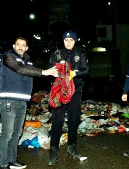 Esenyurt'ta iş&ccedil;ilerin &ccedil;&ouml;pte bulduğu 1 milyon 200 bin liralık altın sahibine teslim edildi