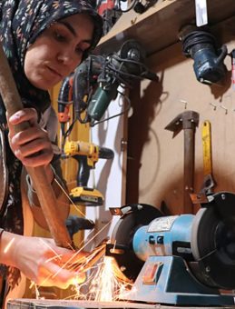 Eşine yardım eden kadın kendi mobilya atölyesini kurdu