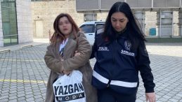 Eski sevgilisinin kız arkadaşını bı&ccedil;akla y&uuml;z&uuml;nden yaraladı