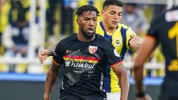 Eski S&uuml;per Lig yıldızı İran&rsquo;dan ka&ccedil;ışını anlattı! &lsquo;Bir bombanın dumanını g&ouml;rd&uuml;k&rsquo;