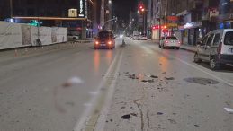 Eskişehir'de motosiklet ile hafif ticari ara&ccedil; &ccedil;arpıştı: 1'i ağır 2 yaralı