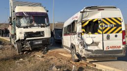 Eskişehir'de TIR, 4 araca &ccedil;arptı: 12 yaralı