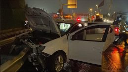 Ey&uuml;psultan'da Feci Kaza! Otomobil Bariyerlere &Ccedil;arptı: 3 Yaralı