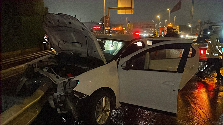 Ey&uuml;psultan'da Feci Kaza! Otomobil Bariyerlere &Ccedil;arptı: 3 Yaralı