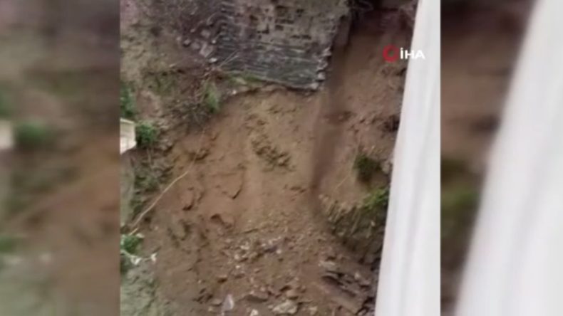 Eyüpsultan'da İstitnat Duvarı Çöktü