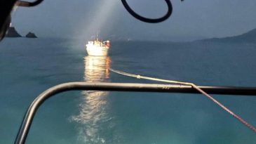 Fethiye&rsquo;de s&uuml;r&uuml;klenen tekne kurtarıldı