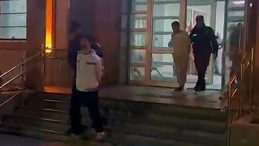 Firari H&uuml;k&uuml;ml&uuml; Baba ile İki Oğlu, Yangın Merdiveninde Yakalandı