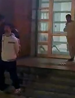 Firari H&uuml;k&uuml;ml&uuml; Baba ile İki Oğlu, Yangın Merdiveninde Yakalandı