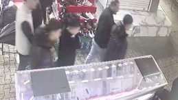 Fiyat sormak i&ccedil;in girdi, &ccedil;alıp ka&ccedil;tı