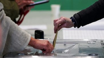 Fransa'da Yerel Se&ccedil;imlerin İlk Turu Tamamlandı