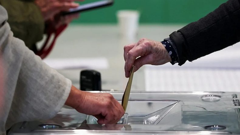 Fransa'da Yerel Se&ccedil;imlerin İlk Turu Tamamlandı