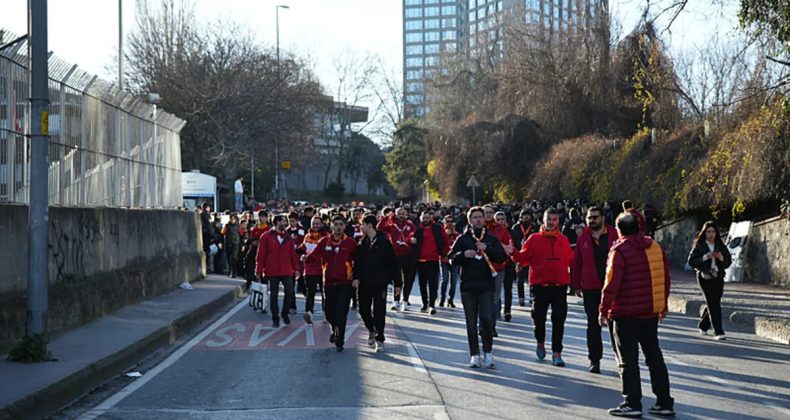 Galatasaraylı Taraftarlar Beşiktaş Derbisi İçin Tüpraş Stadı'na Geldi