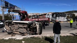 Gaziantep&rsquo;te Kamyonet ile Minib&uuml;s &Ccedil;arpıştı: 4 Yaralı