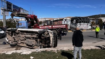 Gaziantep&rsquo;te Kamyonet ile Minib&uuml;s &Ccedil;arpıştı: 4 Yaralı