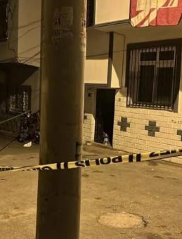 Gen&ccedil; kadın evinin &ouml;n&uuml;nde isabet eden kurşunla &ouml;ld&uuml;