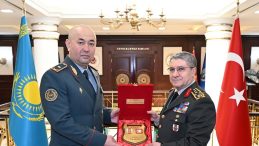 Genelkurmay Başkanı Bayraktaroğlu, Kazakistan Kara Kuvvetleri Komutanı Tuğgeneral Kuchekbayev'i kabul etti