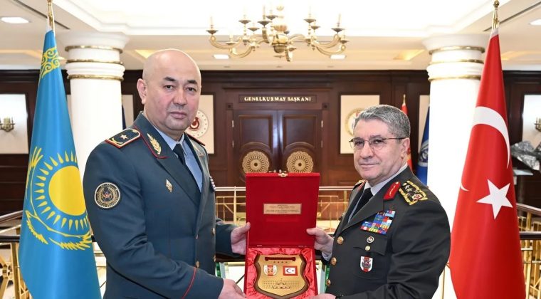Genelkurmay Başkanı Bayraktaroğlu, Kazakistan Kara Kuvvetleri Komutanı Tuğgeneral Kuchekbayev'i kabul etti