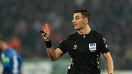 G&ouml;zler hakem Ozan Erg&uuml;n&rsquo;de