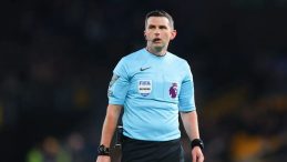 G&ouml;zler İngiliz Hakem Michael Oliver'da
