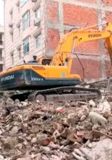 G&uuml;ng&ouml;ren'de yıkım sırasında hasar g&ouml;ren 6 katlı bina tahliye edildi