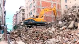 G&uuml;ng&ouml;ren'de yıkım sırasında hasar g&ouml;ren 6 katlı bina tahliye edildi