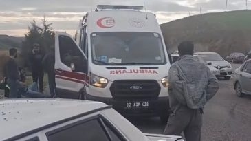 Hafif Ticari Ara&ccedil; ile Otomobil &Ccedil;arpıştı: 5 Yaralı