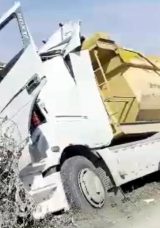 Hafriyat Kamyonu Ağaca &Ccedil;arpıp Durabildi