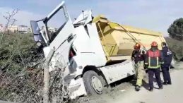 Hafriyat Kamyonu Ağaca &Ccedil;arpıp Durabildi