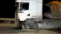 Hafriyat kamyonu ile otomobil kafa kafaya &ccedil;arpıştı: 1 kişi &ouml;ld&uuml;, 2 kişi yaralandı